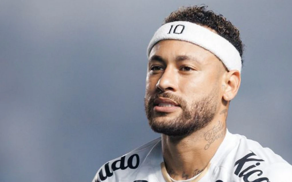 Neymar ao telefone, gesto durante conversa sobre negócio