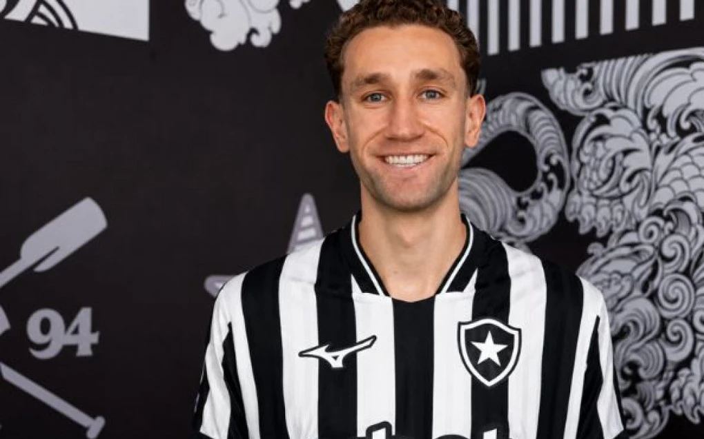 Arthur Chaves apresentado com a camisa do Botafogo, sorrindo durante coletiva