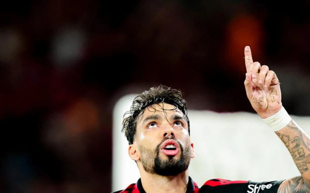 Paquetá cabeceando a bola no Maracanã com a torcida ao fundo
