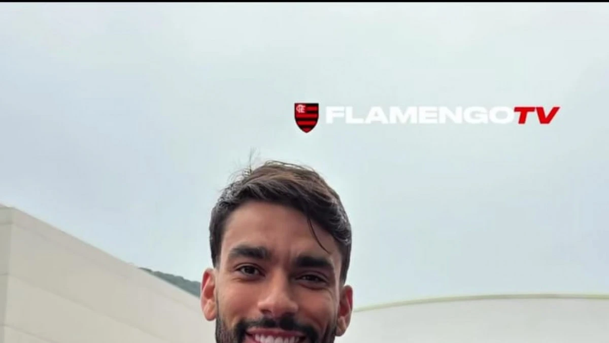 Lucas Paquetá segurando a camisa do Flamengo durante anúncio oficial