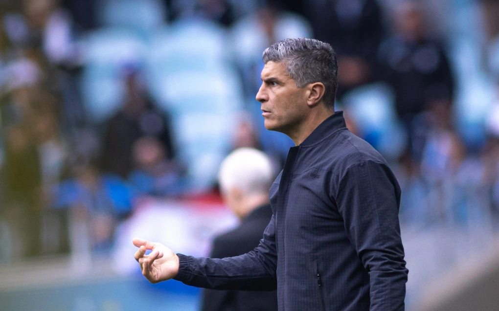 Pedro Emanuel conversando com a comissão técnica durante partida do Vasco