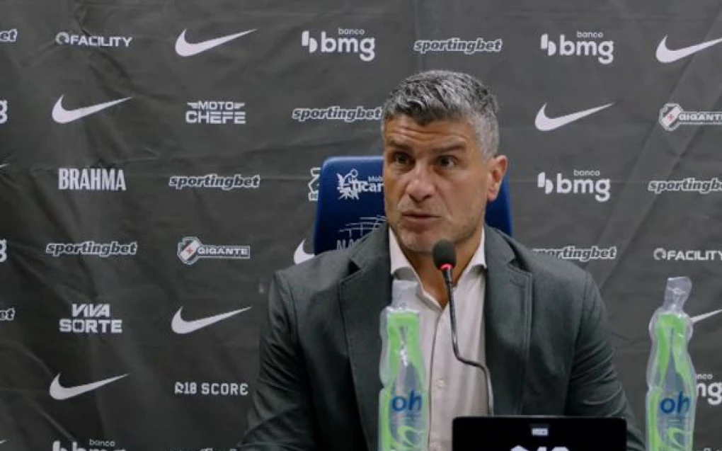 Pedro Emanuel durante entrevista coletiva após o clássico no Maracanã