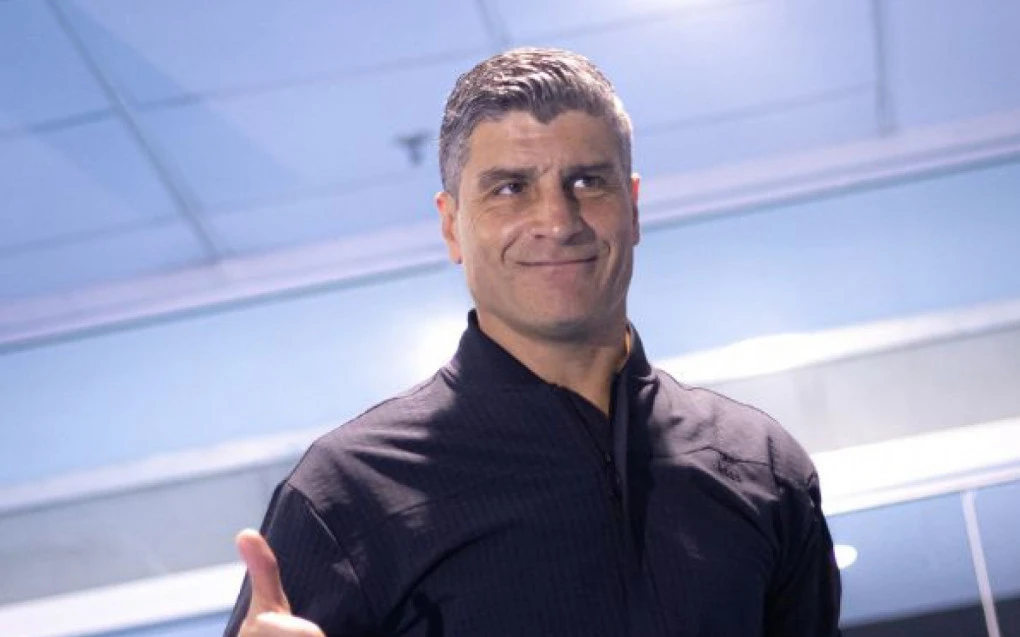 Pedro Emanuel comemorando na beira do campo da Arena do Grêmio