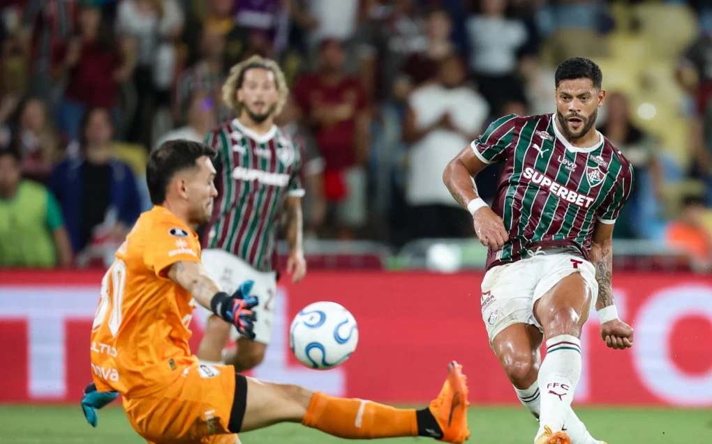 Hulk comemorando gol com a camisa do Fluminense no Maracanã