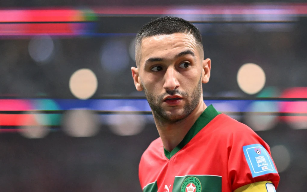 Hakim Ziyech comemorando com a camisa da seleção do Marrocos
