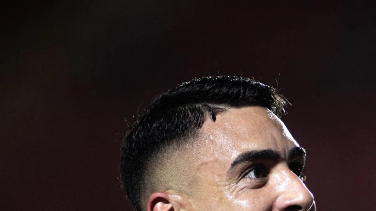 Puma Rodríguez comemorando com a camisa do Vasco