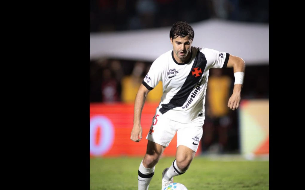 Santiago Sosa vestindo o uniforme do Vasco disputando bola em campo