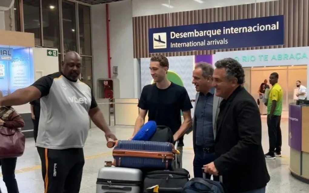 Arthur Chaves desembarcando no Rio de Janeiro para assinar com o Botafogo