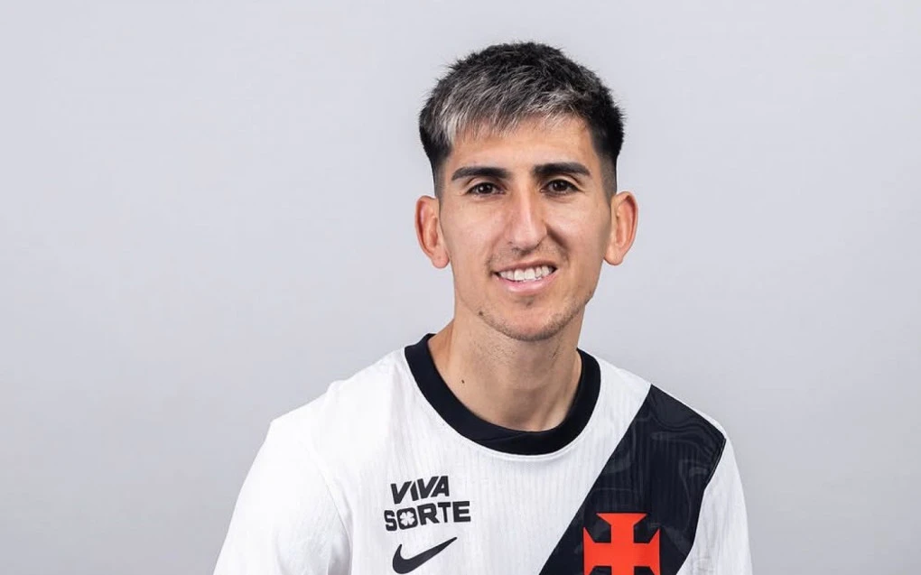 Alan Lescano com a camisa do Vasco durante apresentação no clube