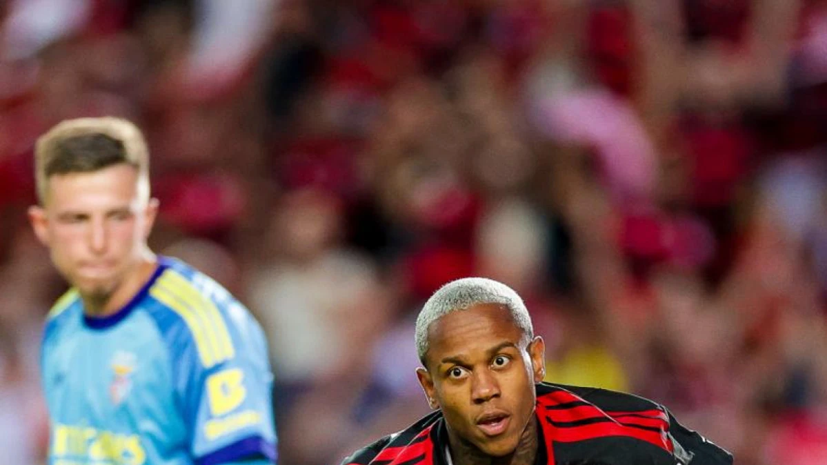 Wallace Yan com a camisa do Flamengo em campo durante partida