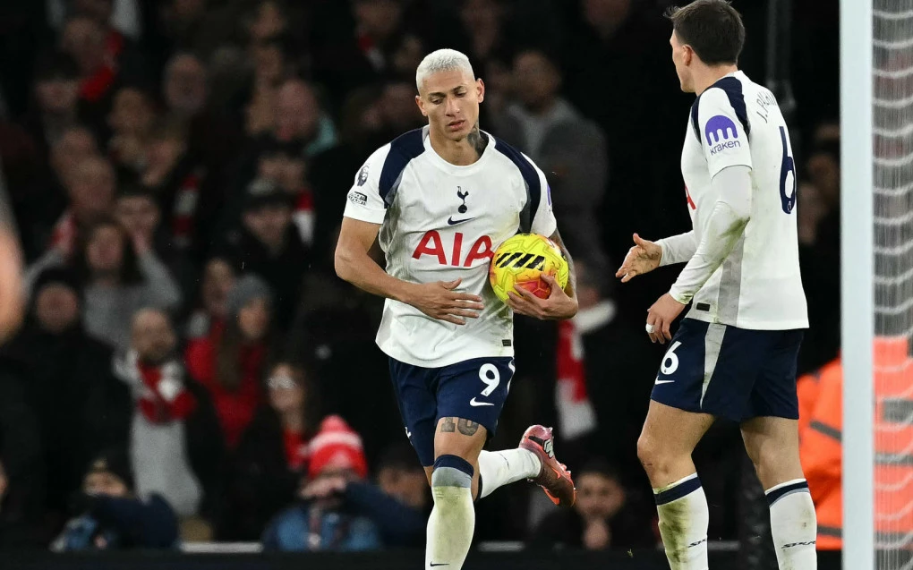 Richarlison em ação com a bola, vestindo o uniforme do Tottenham