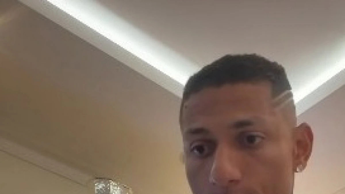 Richarlison em imagem publicada no Instagram, sorrindo em foto casual