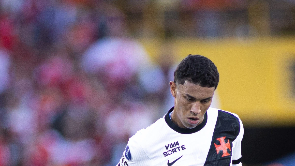 Rojas correndo com a bola vestindo a camisa do Vasco em partida