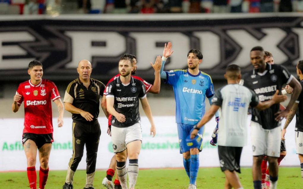 Rossi em ação pelo Flamengo comemorando com companheiros