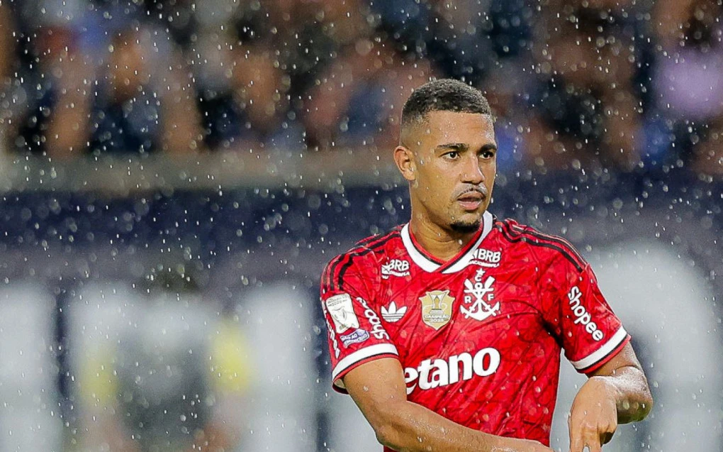 Samuel Lino comemorando jogada pelo Flamengo em partida