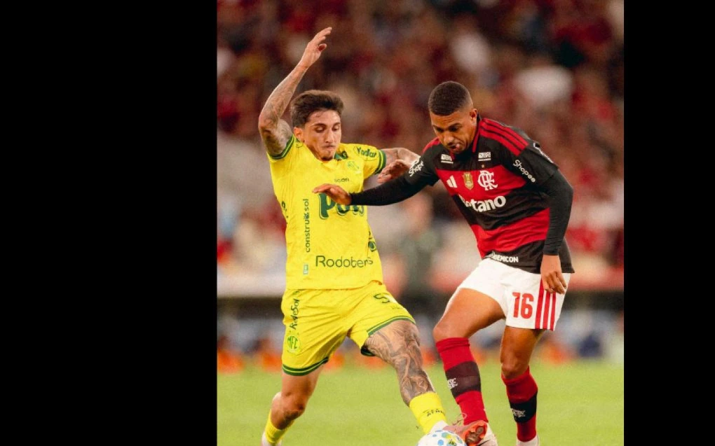 Samuel Lino em ação pelo Flamengo no Maracanã durante jogo contra o Mirassol