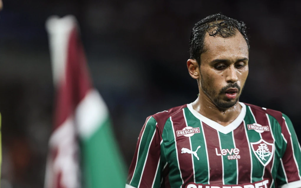 Lima com a camisa do Fluminense durante aquecimento no gramado