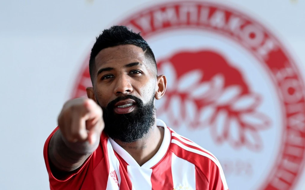 Rodinei em foto oficial do Olympiacos com uniforme do clube grego