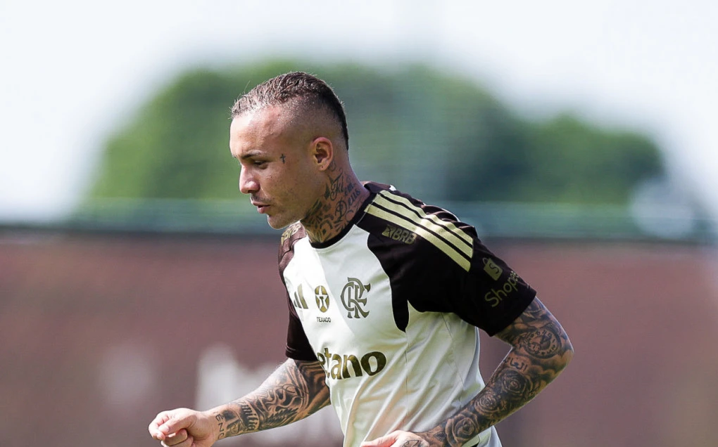 Everton Cebolinha comemorando com a camisa do Flamengo em partida