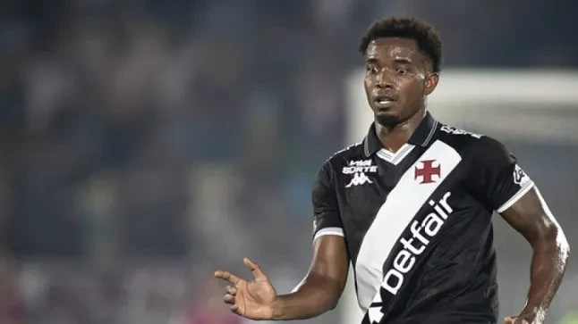 Thiago Mendes em ação com a camisa do Vasco durante jogo