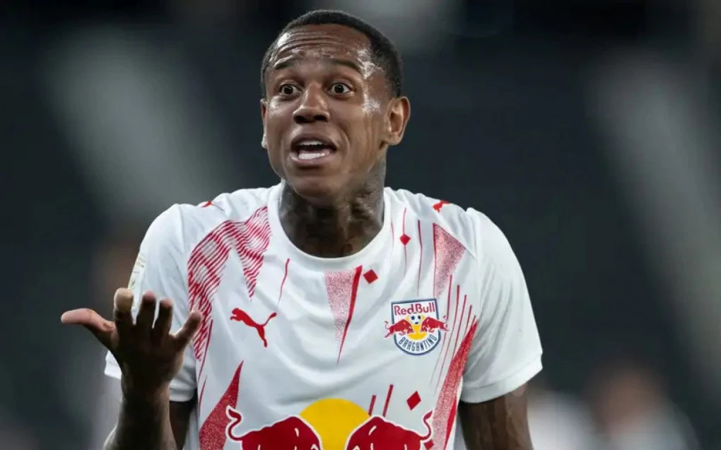 Wallace Yan deixando o campo após ser expulso na partida entre Botafogo e Bragantino