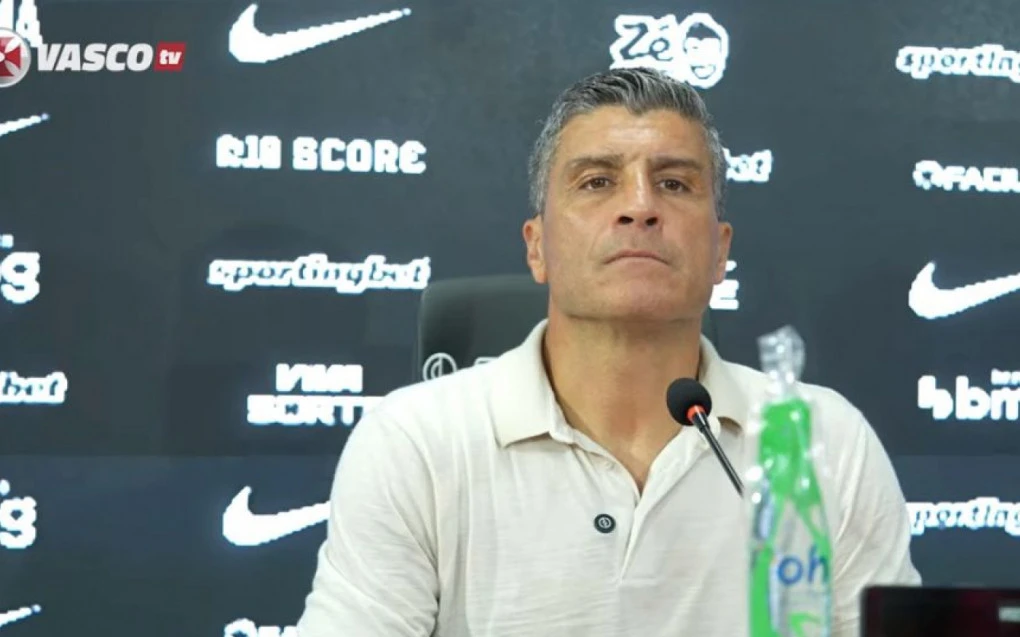 Pedro Emanuel gesticulando em entrevista coletiva após classificação do Vasco