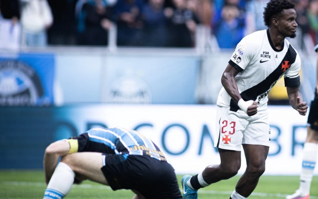 Thiago Mendes comemorando gol pelo Vasco