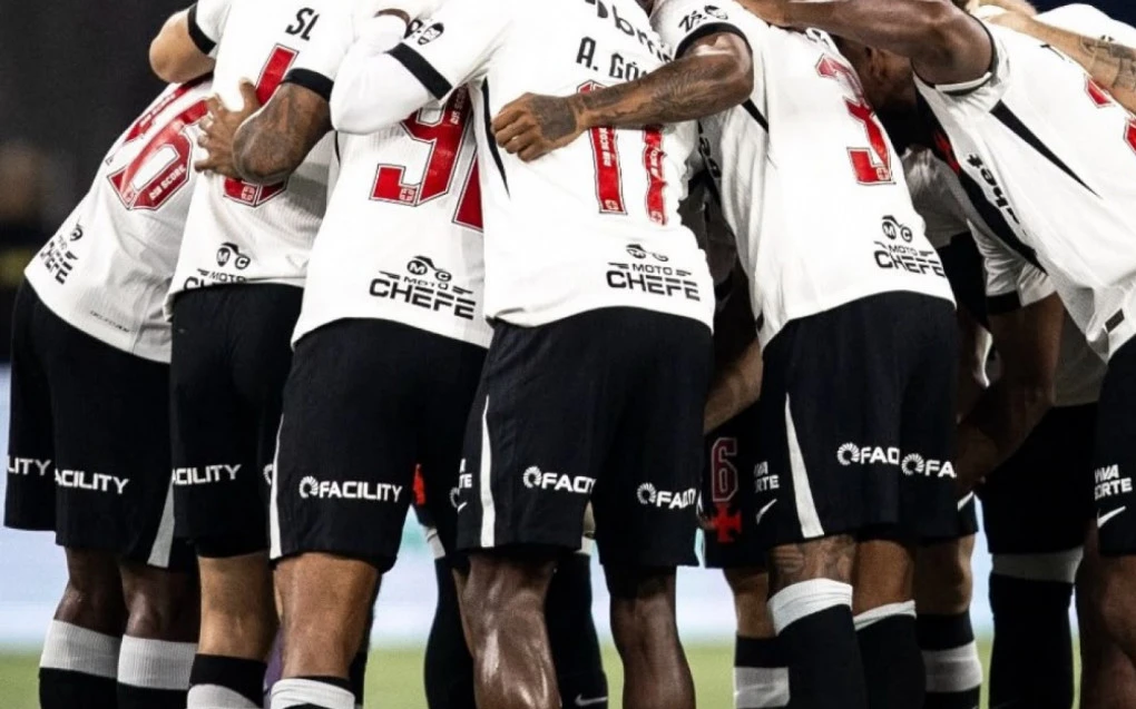 Jogadores do Vasco reunidos no gramado após partida