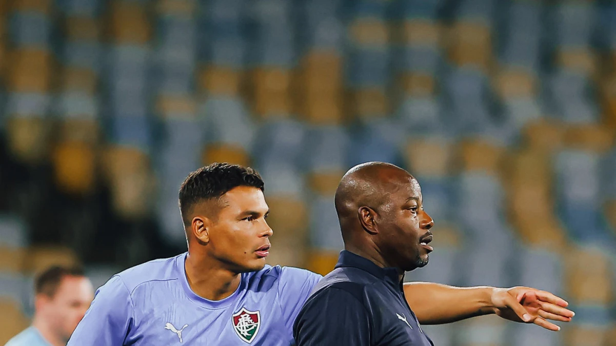 Thiago Silva orientando jogadores à beira do campo durante a estreia de Marcão