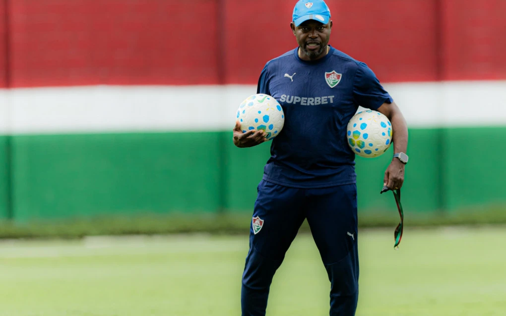 Marcão, técnico do Fluminense, comandando treino do clube no campo