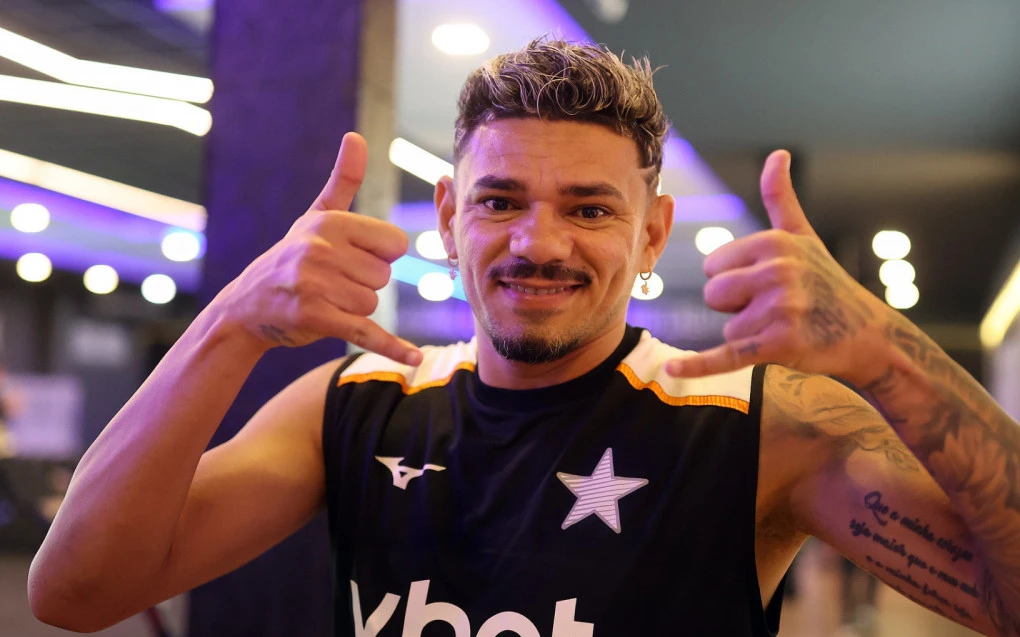 Tiquinho Soares com a camisa do Botafogo durante preparação