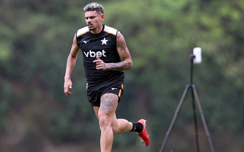 Tiquinho Soares em treino pelo Botafogo no CT Lonier