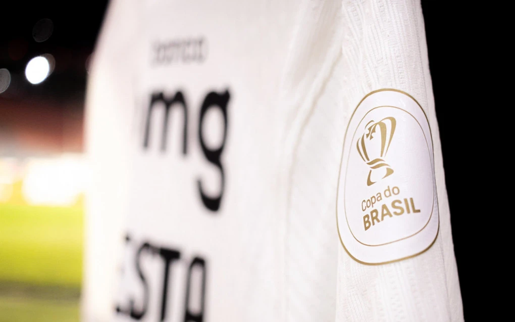 Patch da Copa do Brasil aplicado na camisa do Vasco durante partida