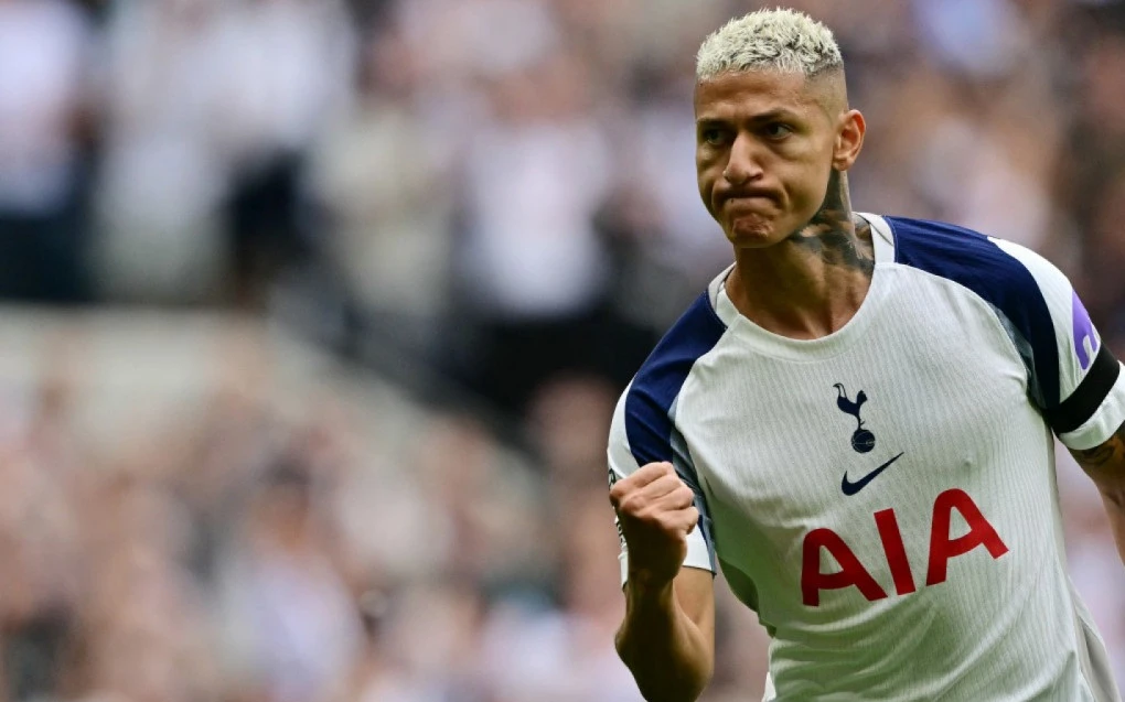 Richarlison comemorando gol com a camisa do Tottenham em jogo recente