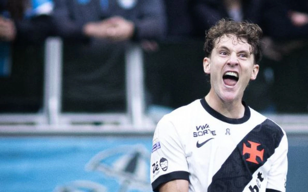 Facundo Colidio comemorando gol com a camisa do Vasco