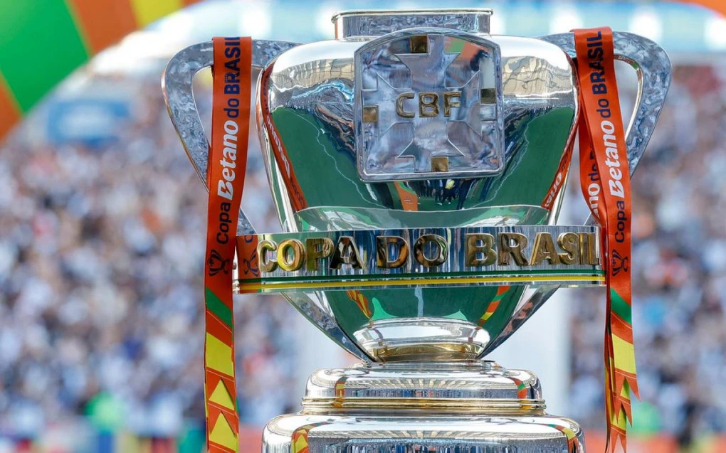 Troféu da Copa do Brasil em destaque sobre fundo escuro
