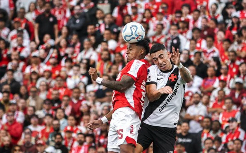 Jogadores do Vasco no gramado de Bogotá após empate por 0 a 0