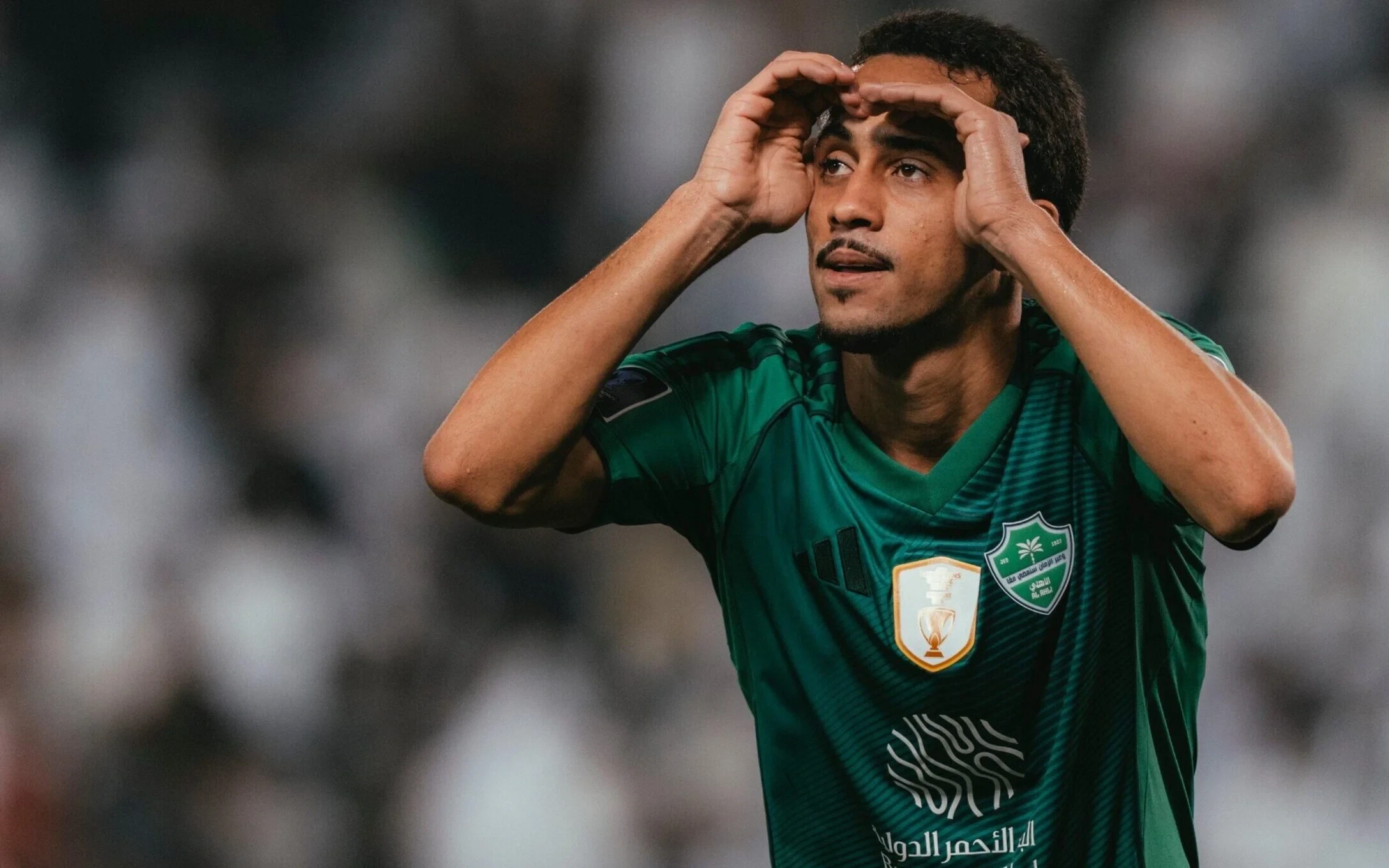 Matheus Gonçalves comemorando gol pelo Al-Ahli no Campeonato Saudita