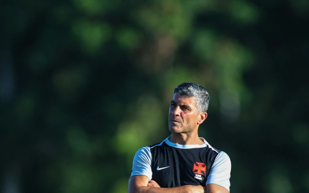 Pedro Emanuel orientando jogadores no banco de reservas do Vasco
