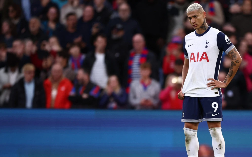 Richarlison em ação com a bola no pé, vestindo o uniforme do Tottenham