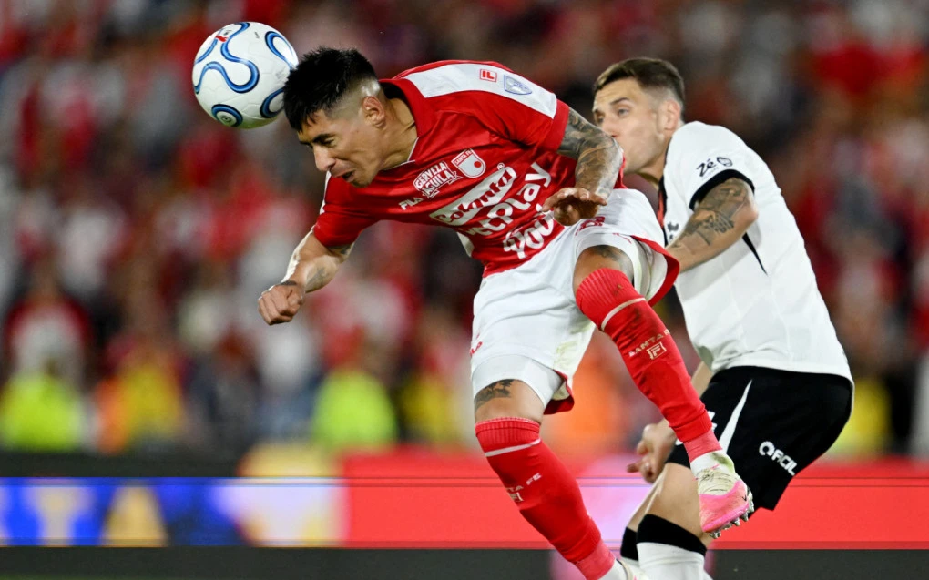 Jogadores de Vasco e Santa Fe em disputa de bola durante o jogo de ida na Colômbia