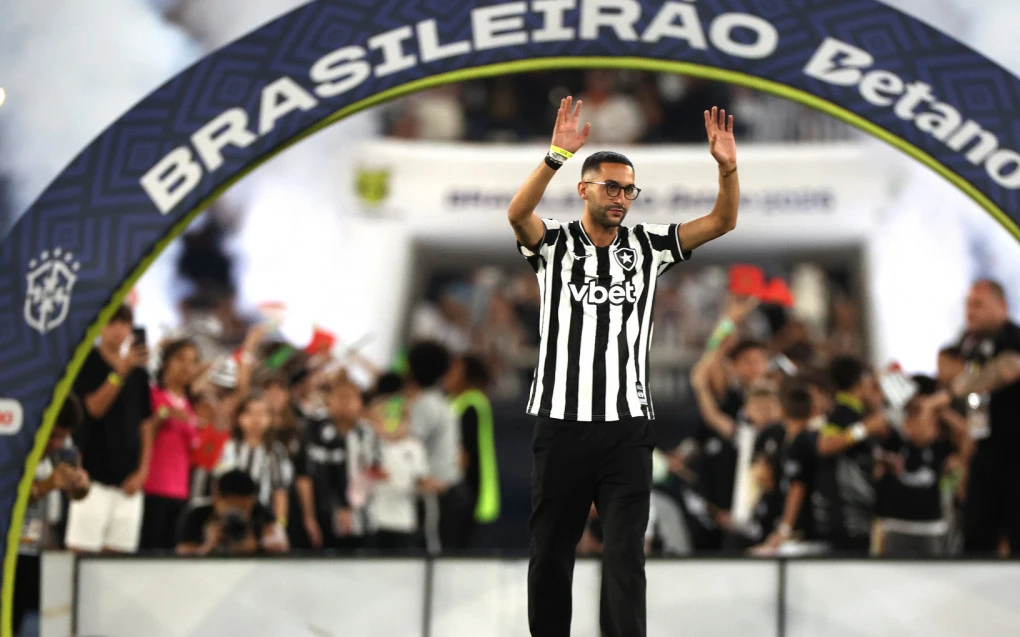 Ziyech sendo apresentado aos torcedores do Botafogo no estádio, com a camisa alvinegra
